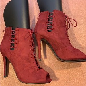 Open toe bootie w laces
